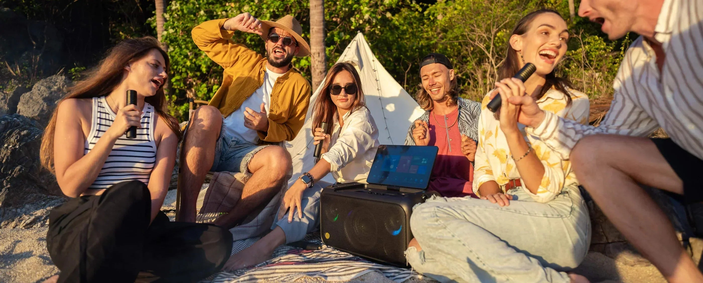 Groupe d’amis profitant d’une soirée karaoké avec une machine portable